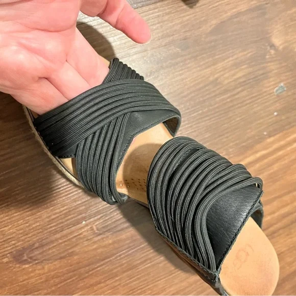 UGG Wedge Sandals Australian Hilarie Black
Leather and Elastic straps - 7 - Picture 9 of 12